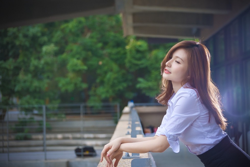台湾正妹邱爱晨校园性感白衬衣黑短裙制服配黑丝裤袜秀完美身材迷人写真90P