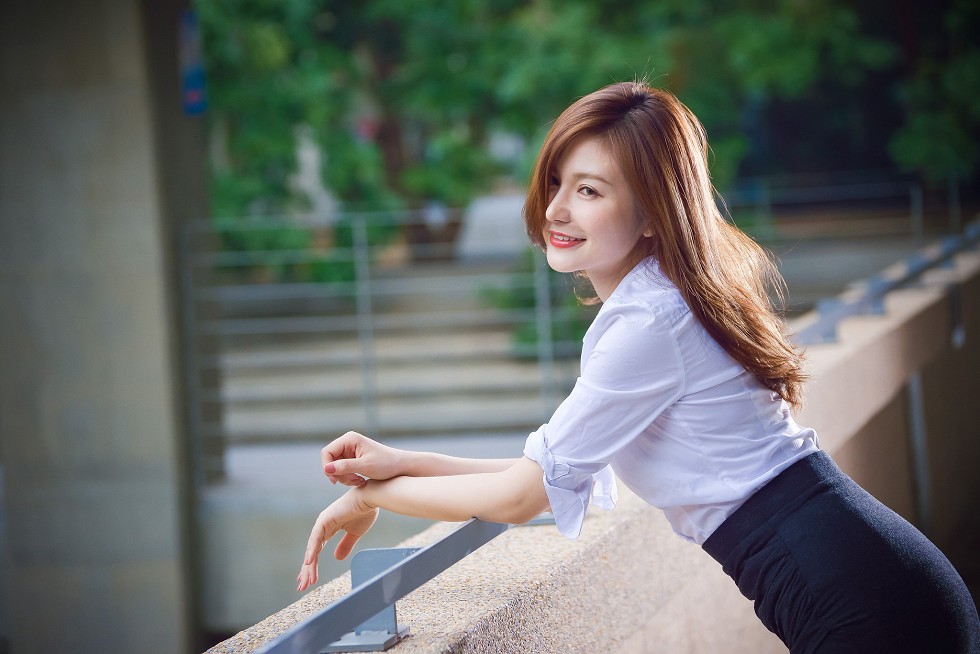 台湾正妹邱爱晨校园性感白衬衣黑短裙制服配黑丝裤袜秀完美身材迷人写真90P