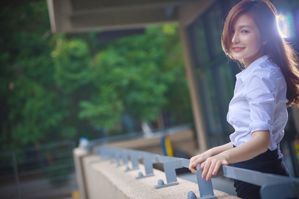 台湾正妹邱爱晨校园性感白衬衣黑短裙制服配黑丝裤袜秀完美身材迷人写真90P