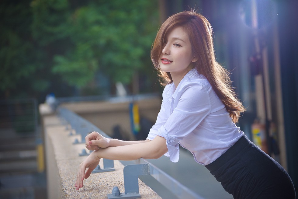 台湾正妹邱爱晨校园性感白衬衣黑短裙制服配黑丝裤袜秀完美身材迷人写真90P
