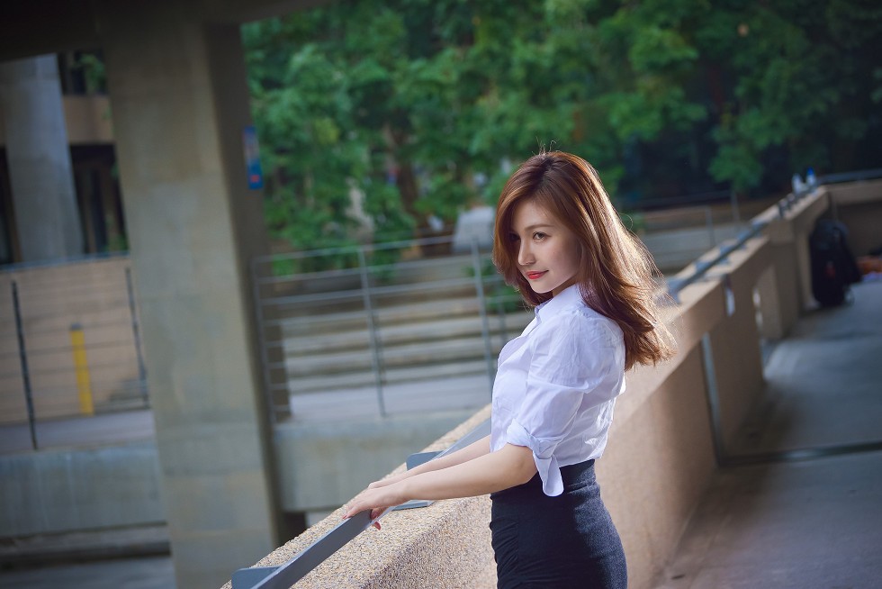 台湾正妹邱爱晨校园性感白衬衣黑短裙制服配黑丝裤袜秀完美身材迷人写真90P