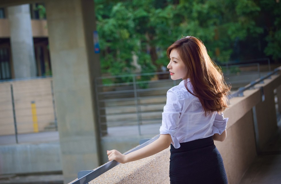 台湾正妹邱爱晨校园性感白衬衣黑短裙制服配黑丝裤袜秀完美身材迷人写真90P