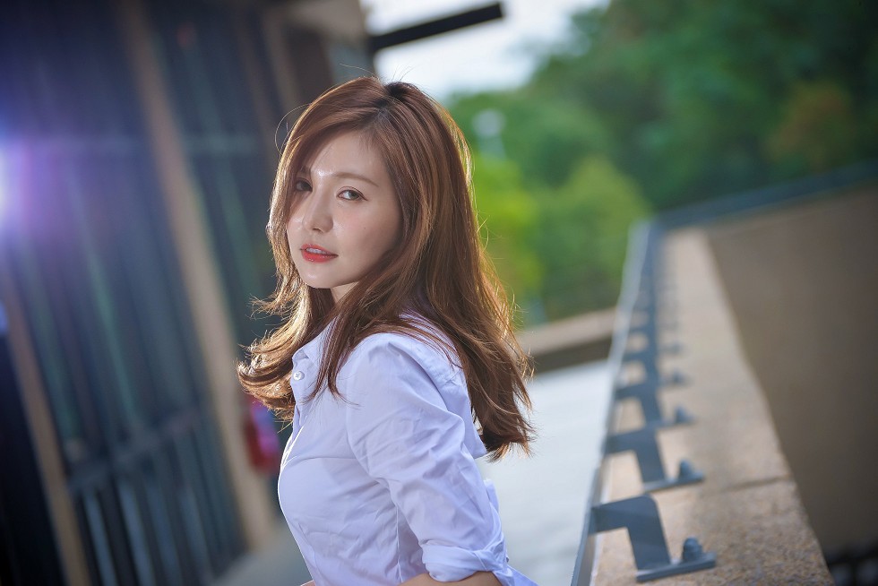 台湾正妹邱爱晨校园性感白衬衣黑短裙制服配黑丝裤袜秀完美身材迷人写真90P