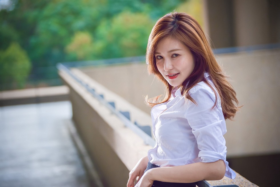 台湾正妹邱爱晨校园性感白衬衣黑短裙制服配黑丝裤袜秀完美身材迷人写真90P