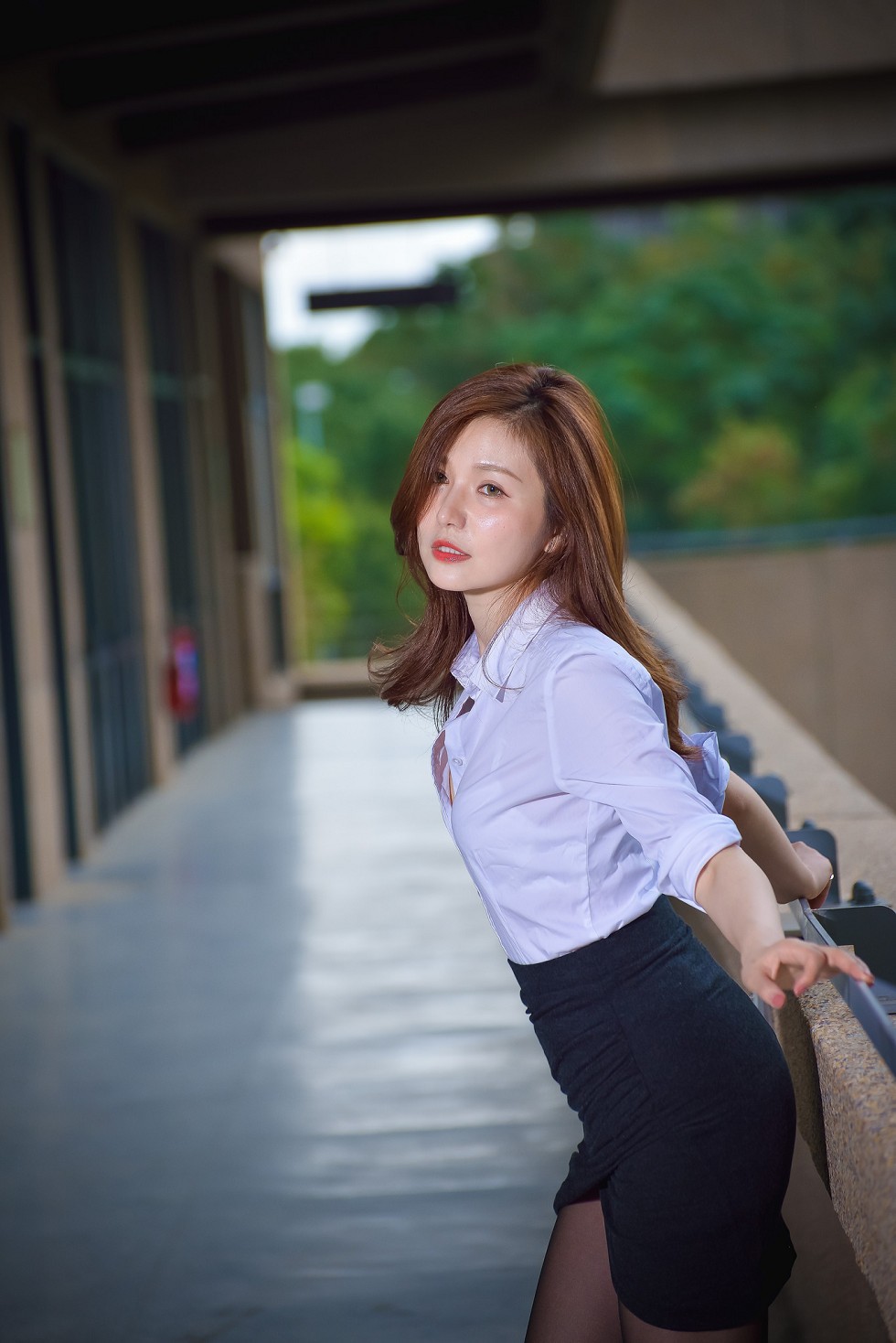台湾正妹邱爱晨校园性感白衬衣黑短裙制服配黑丝裤袜秀完美身材迷人写真90P