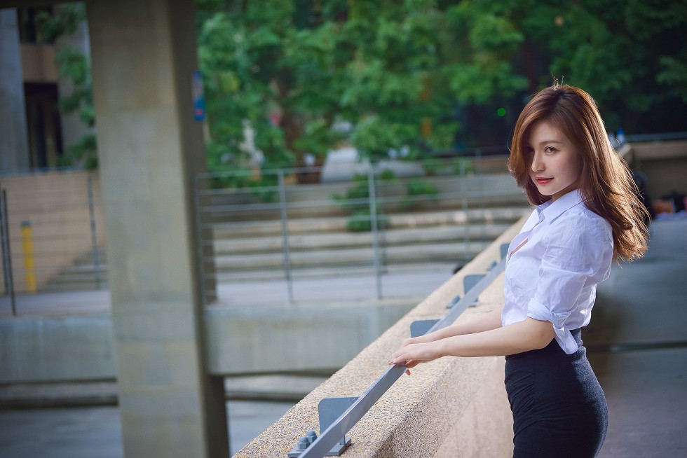 台湾正妹邱爱晨校园性感白衬衣黑短裙制服配黑丝裤袜秀完美身材迷人写真90P