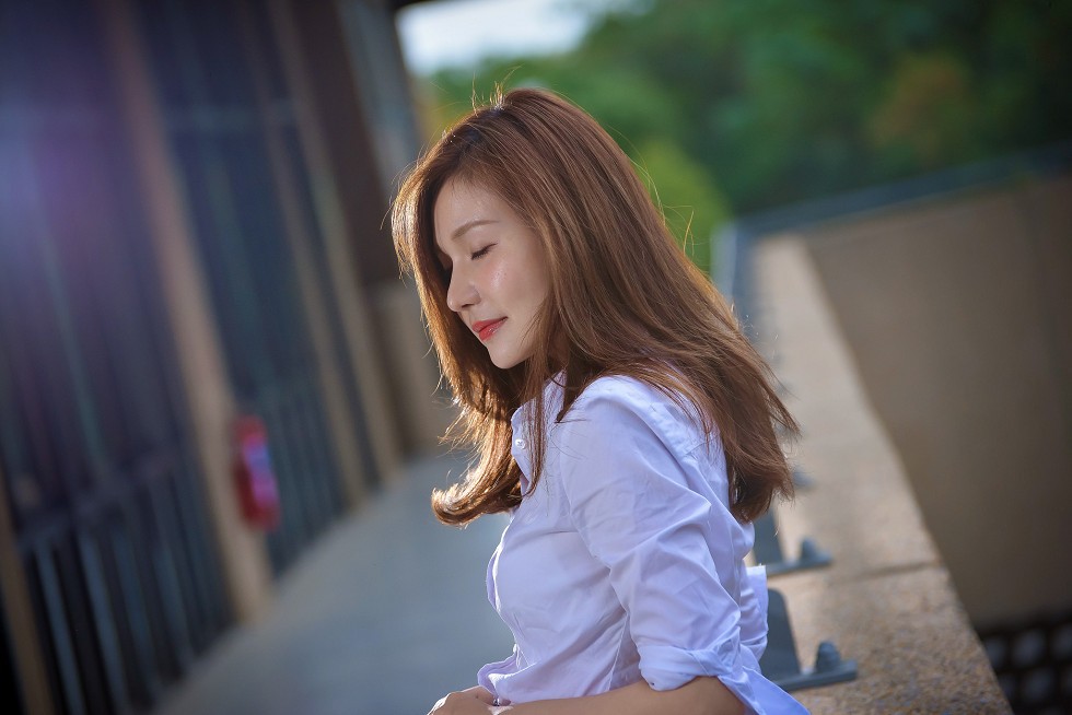 台湾正妹邱爱晨校园性感白衬衣黑短裙制服配黑丝裤袜秀完美身材迷人写真90P