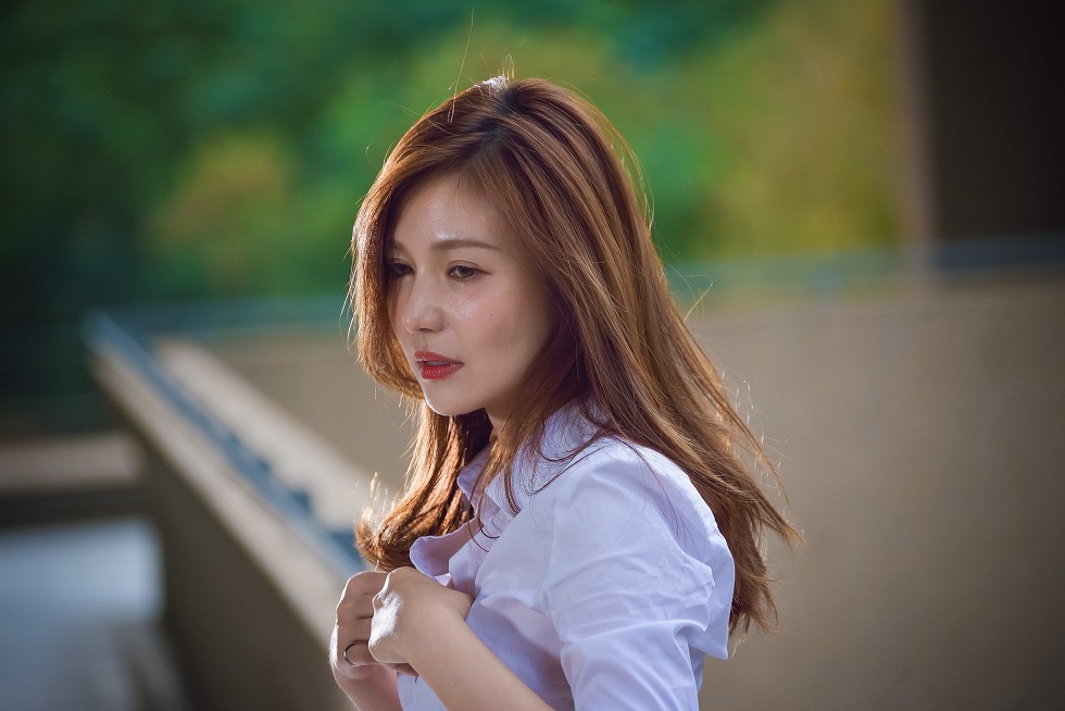 台湾正妹邱爱晨校园性感白衬衣黑短裙制服配黑丝裤袜秀完美身材迷人写真90P