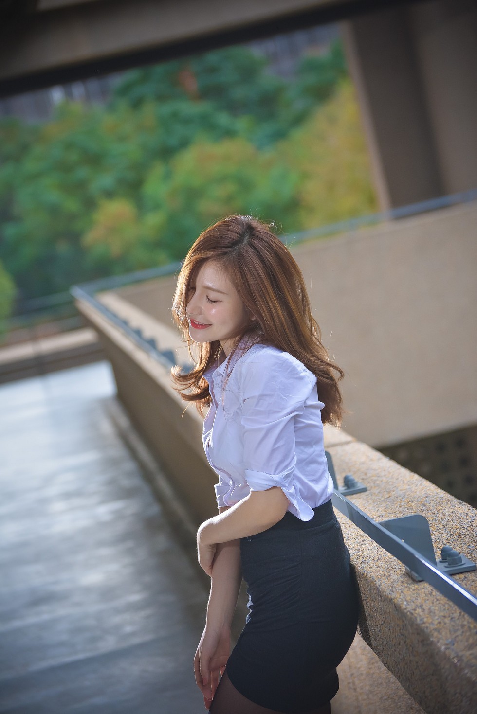 台湾正妹邱爱晨校园性感白衬衣黑短裙制服配黑丝裤袜秀完美身材迷人写真90P