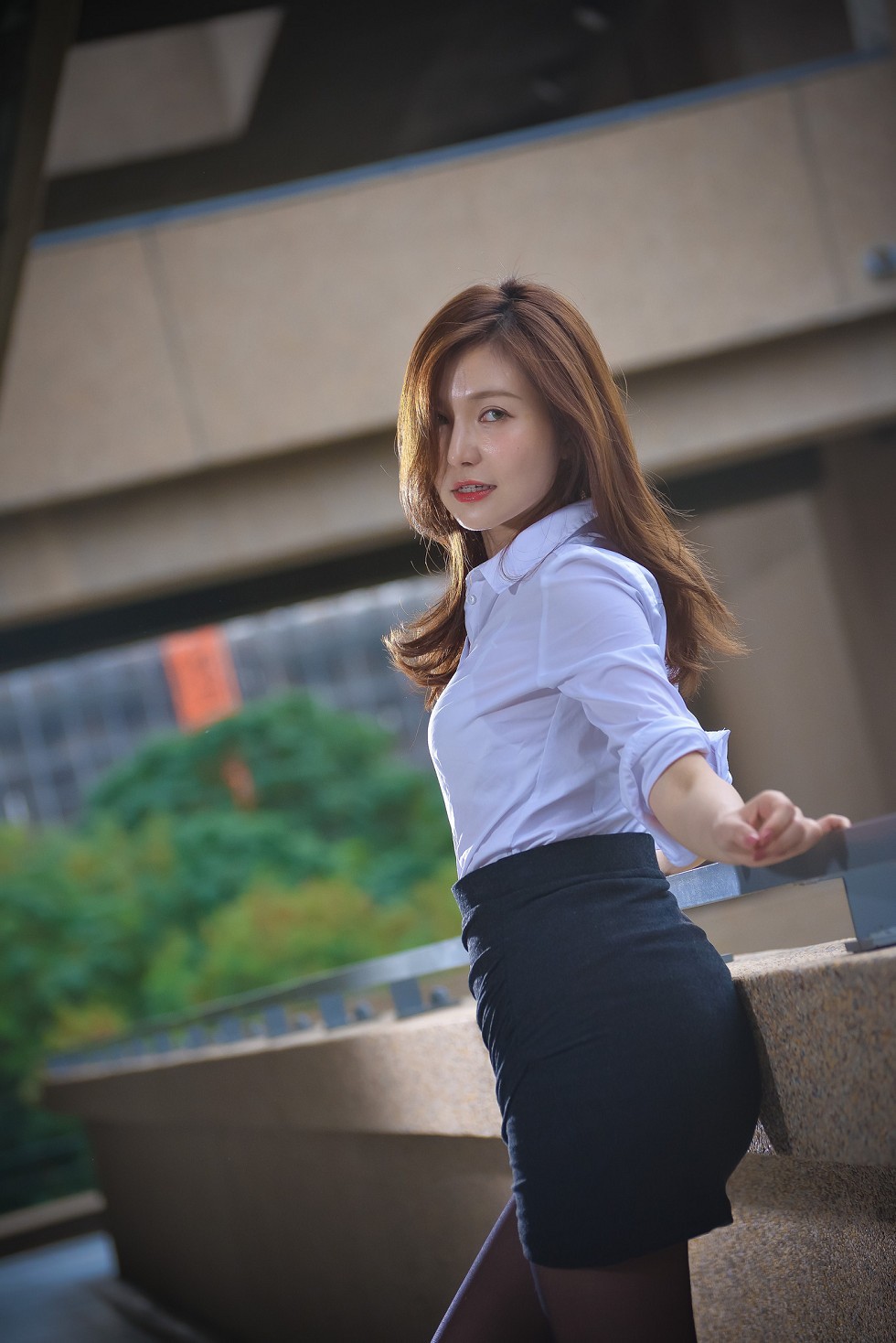台湾正妹邱爱晨校园性感白衬衣黑短裙制服配黑丝裤袜秀完美身材迷人写真90P