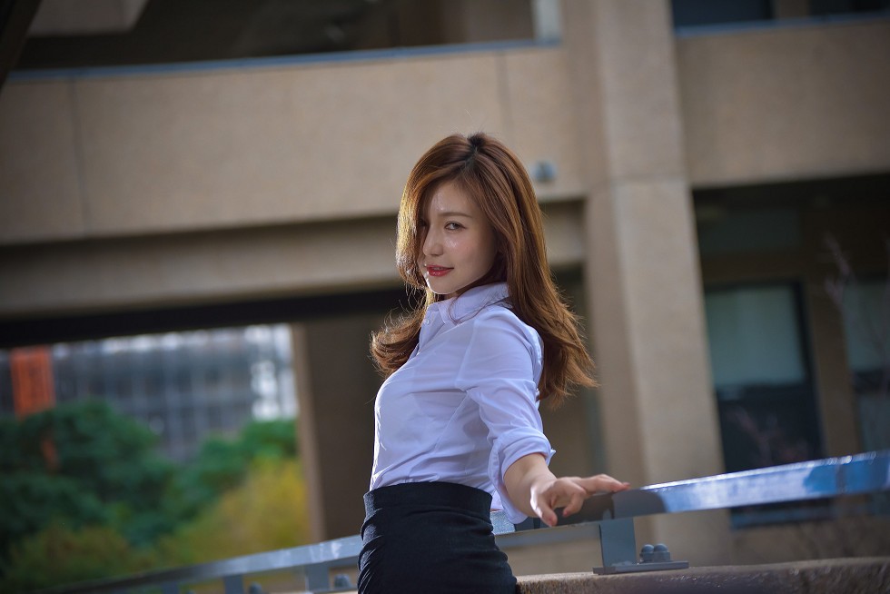 台湾正妹邱爱晨校园性感白衬衣黑短裙制服配黑丝裤袜秀完美身材迷人写真90P
