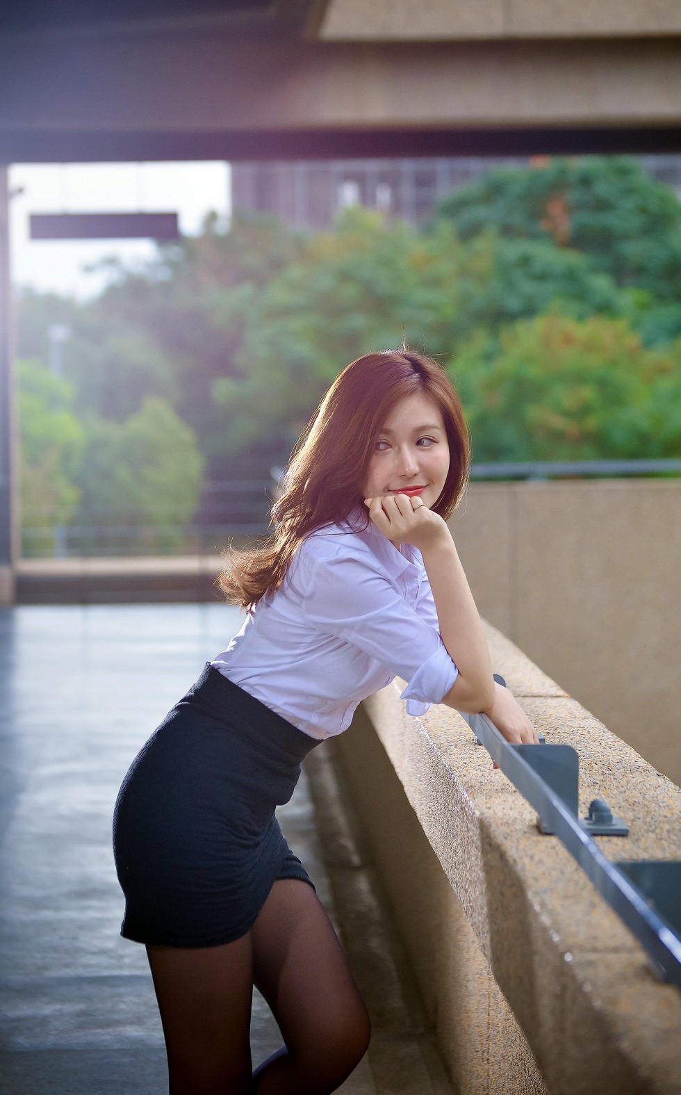 台湾正妹邱爱晨校园性感白衬衣黑短裙制服配黑丝裤袜秀完美身材迷人写真90P