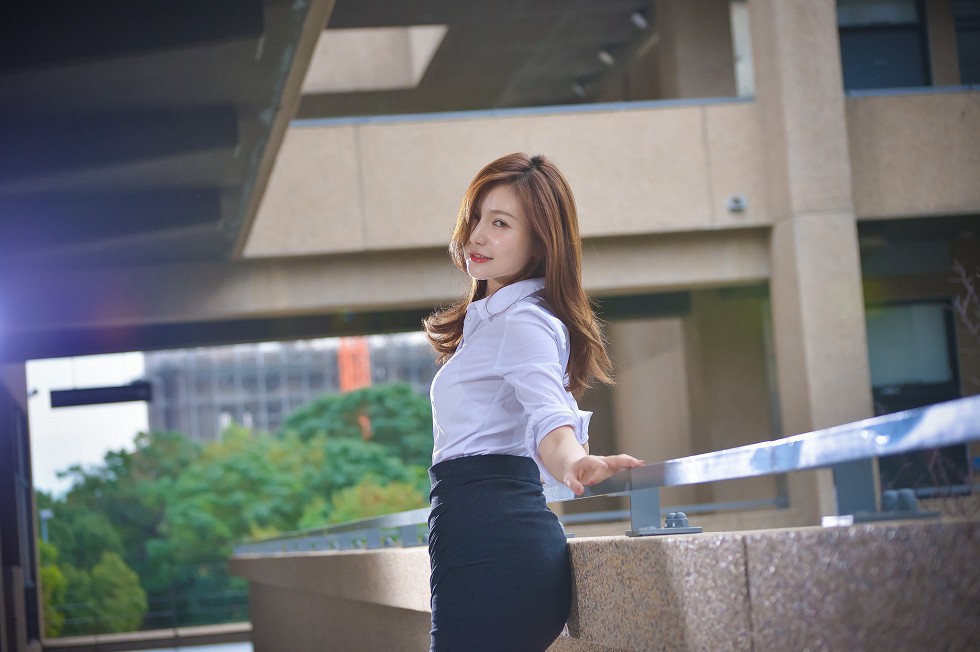 台湾正妹邱爱晨校园性感白衬衣黑短裙制服配黑丝裤袜秀完美身材迷人写真90P