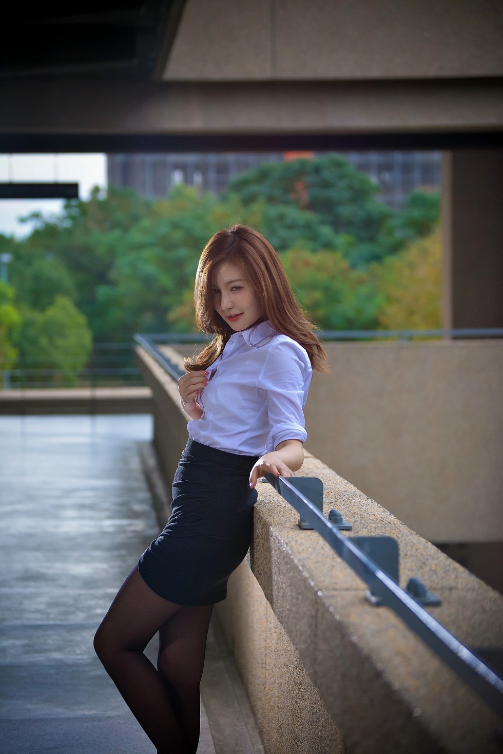 台湾正妹邱爱晨校园性感白衬衣黑短裙制服配黑丝裤袜秀完美身材迷人写真90P
