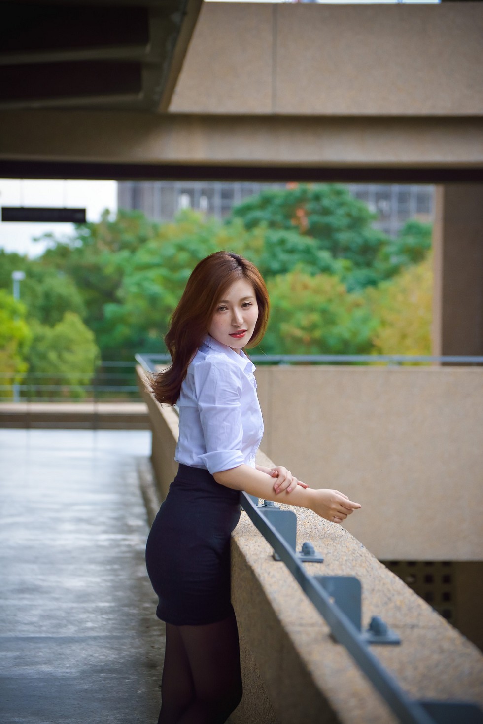 台湾正妹邱爱晨校园性感白衬衣黑短裙制服配黑丝裤袜秀完美身材迷人写真90P