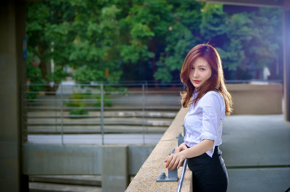 台湾正妹邱爱晨校园性感白衬衣黑短裙制服配黑丝裤袜秀完美身材迷人写真90P