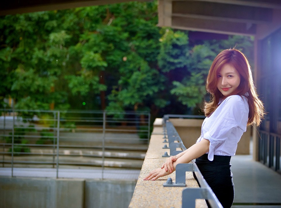台湾正妹邱爱晨校园性感白衬衣黑短裙制服配黑丝裤袜秀完美身材迷人写真90P