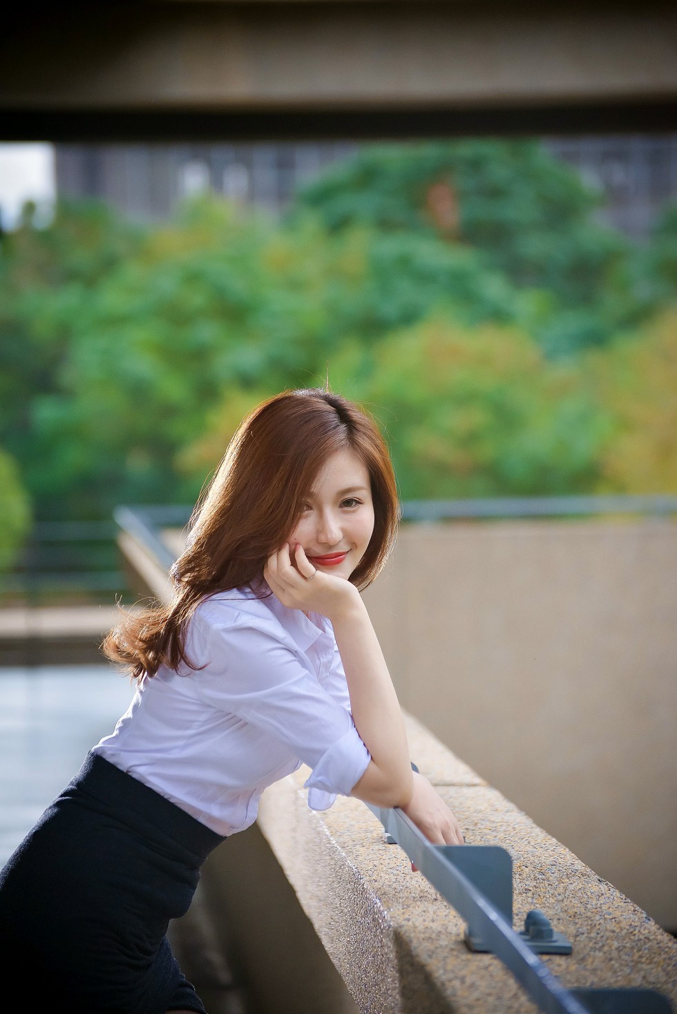 台湾正妹邱爱晨校园性感白衬衣黑短裙制服配黑丝裤袜秀完美身材迷人写真90P