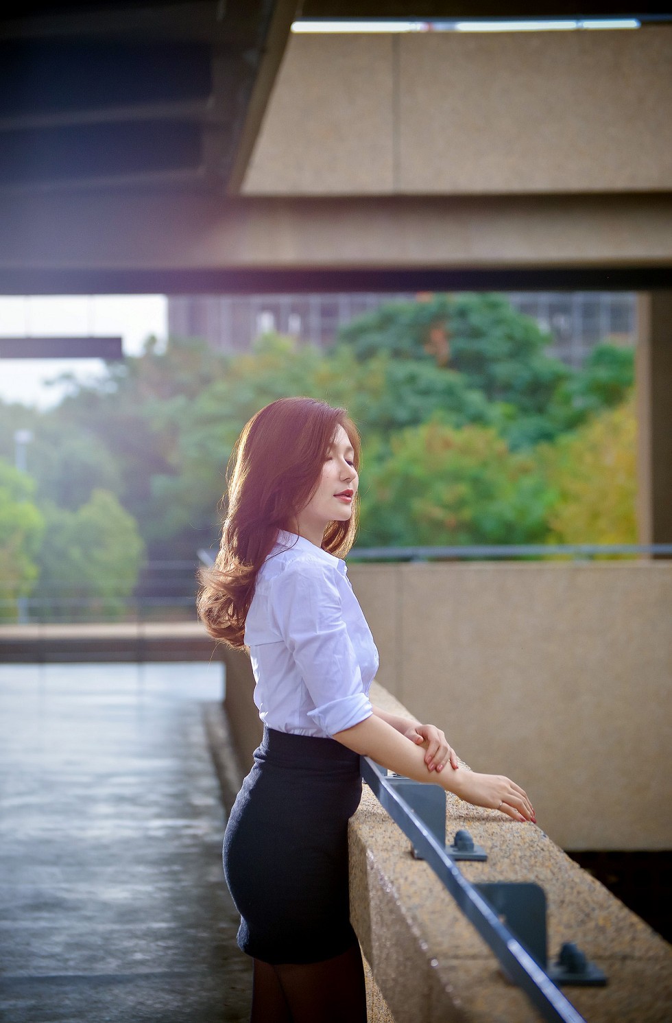 台湾正妹邱爱晨校园性感白衬衣黑短裙制服配黑丝裤袜秀完美身材迷人写真90P