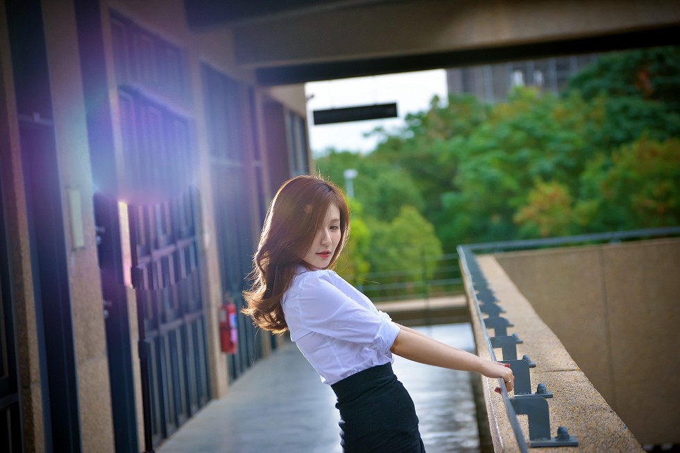 台湾正妹邱爱晨校园性感白衬衣黑短裙制服配黑丝裤袜秀完美身材迷人写真90P