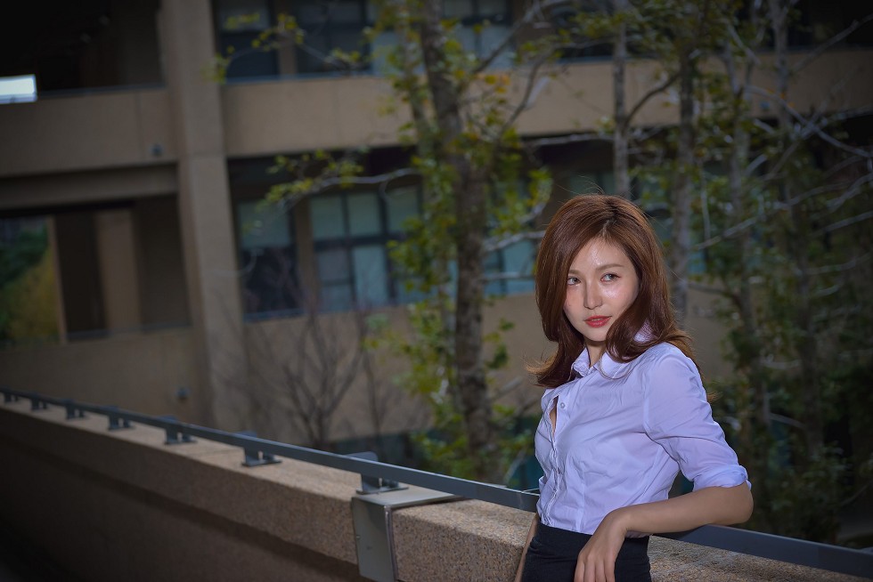 台湾正妹邱爱晨校园性感白衬衣黑短裙制服配黑丝裤袜秀完美身材迷人写真90P