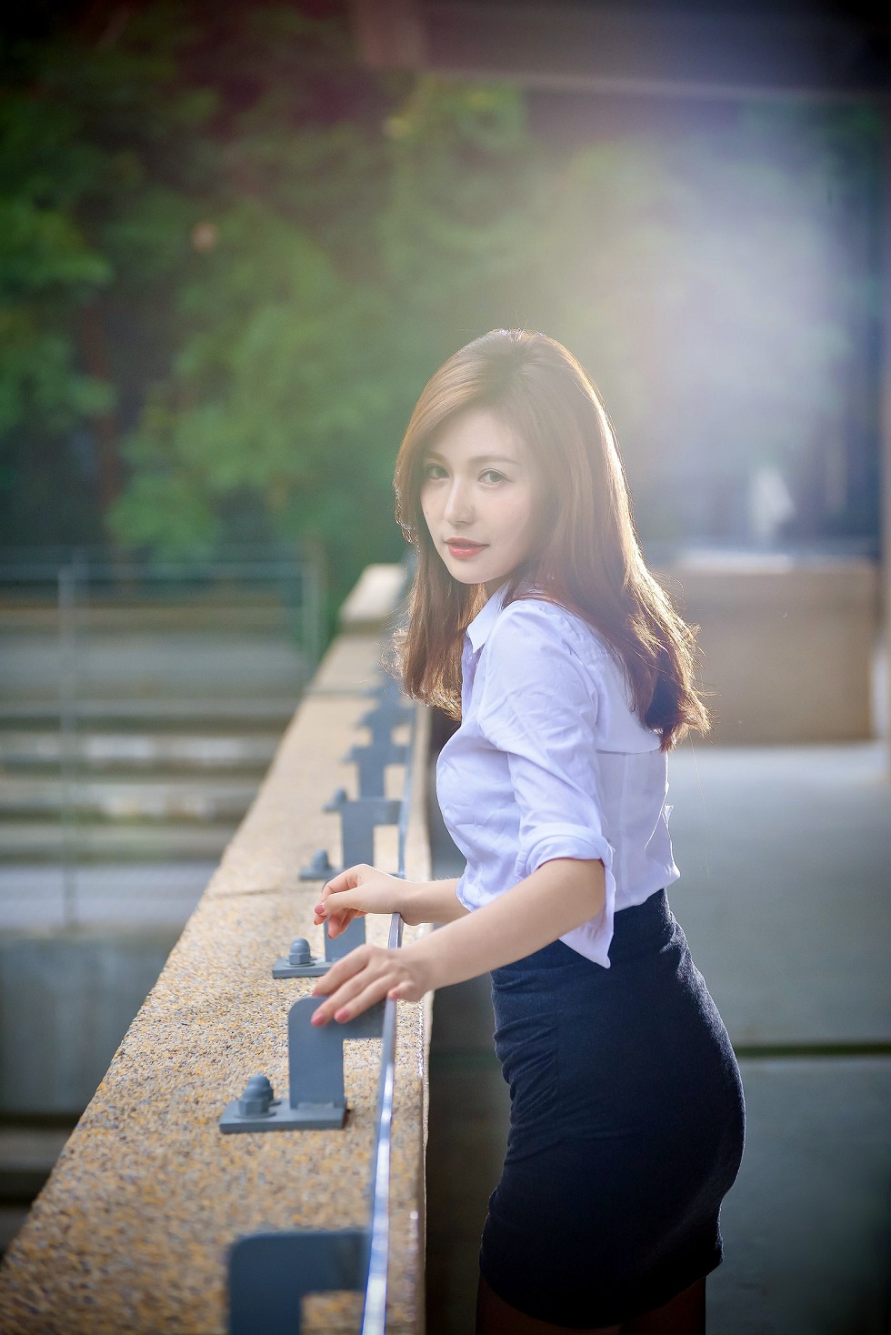 台湾正妹邱爱晨校园性感白衬衣黑短裙制服配黑丝裤袜秀完美身材迷人写真90P