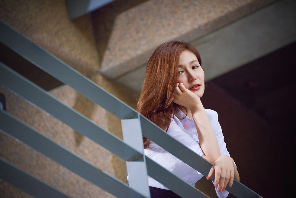 台湾正妹邱爱晨校园性感白衬衣黑短裙制服配黑丝裤袜秀完美身材迷人写真90P