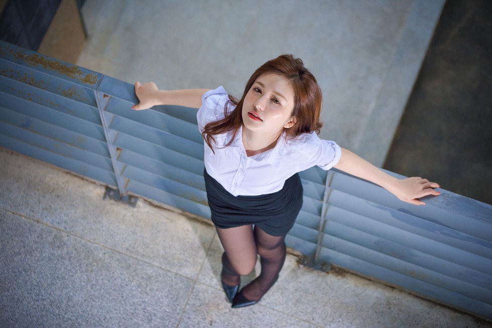 台湾正妹邱爱晨校园性感白衬衣黑短裙制服配黑丝裤袜秀完美身材迷人写真90P