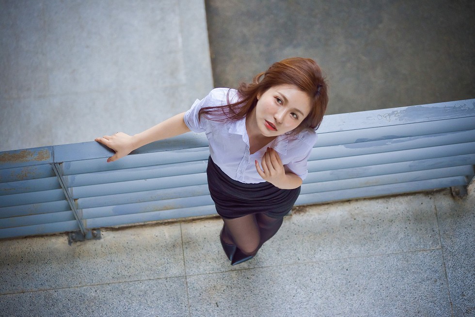 台湾正妹邱爱晨校园性感白衬衣黑短裙制服配黑丝裤袜秀完美身材迷人写真90P