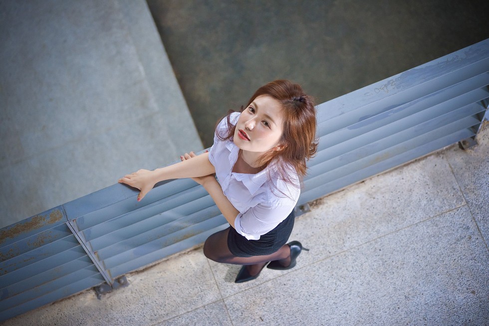 台湾正妹邱爱晨校园性感白衬衣黑短裙制服配黑丝裤袜秀完美身材迷人写真90P