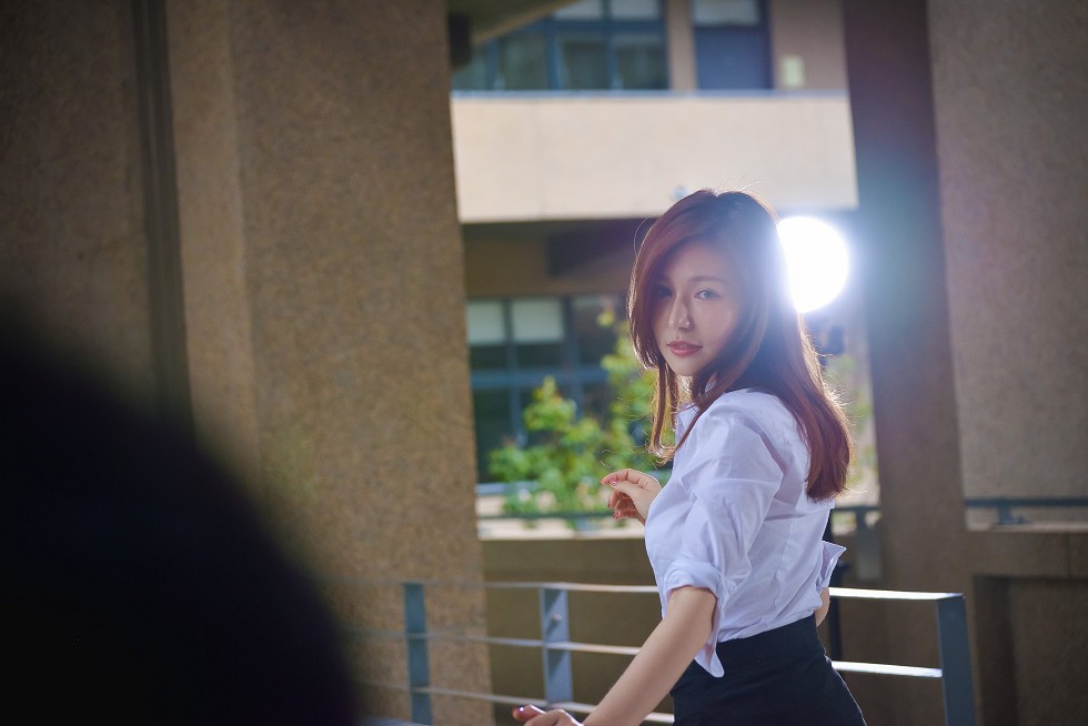 台湾正妹邱爱晨校园性感白衬衣黑短裙制服配黑丝裤袜秀完美身材迷人写真90P