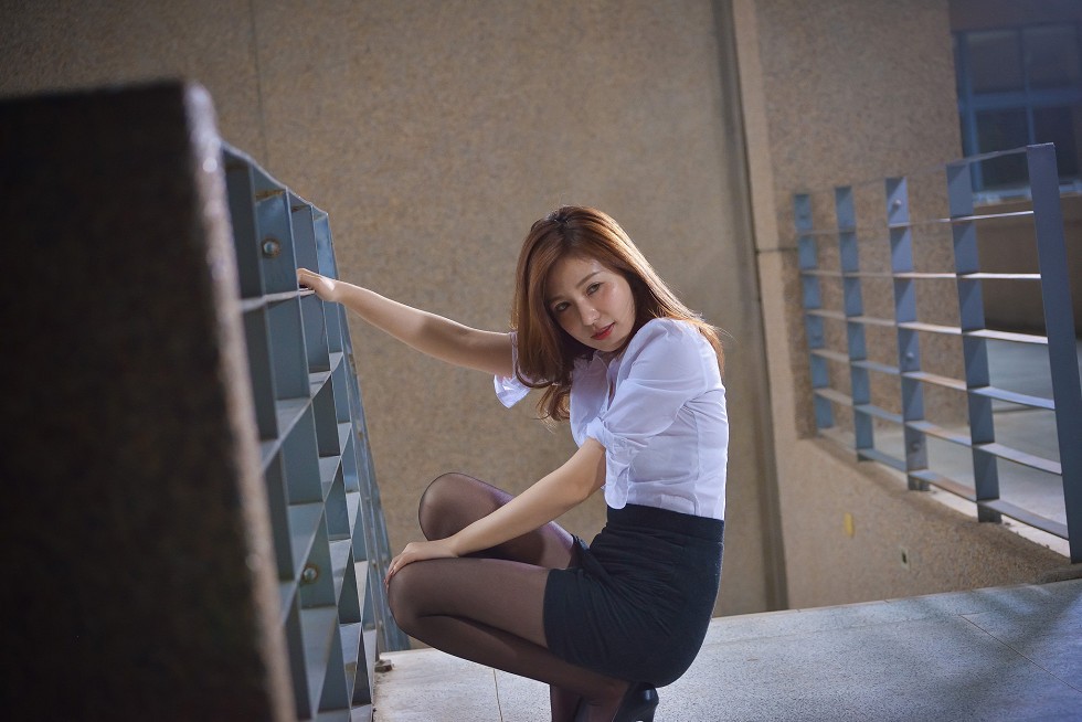 台湾正妹邱爱晨校园性感白衬衣黑短裙制服配黑丝裤袜秀完美身材迷人写真90P