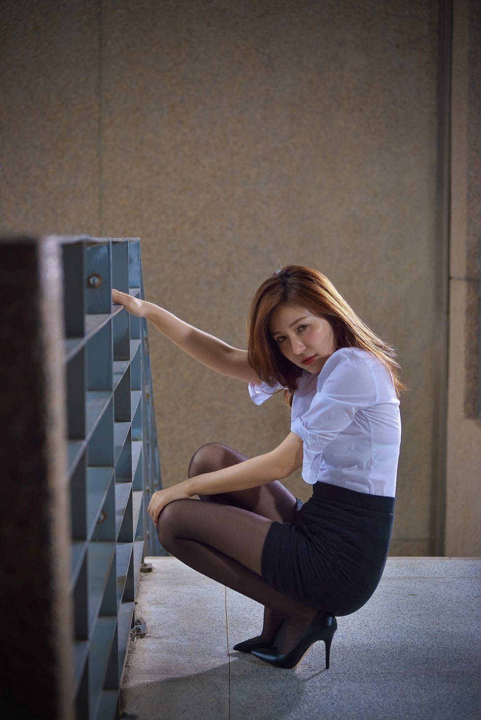 台湾正妹邱爱晨校园性感白衬衣黑短裙制服配黑丝裤袜秀完美身材迷人写真90P