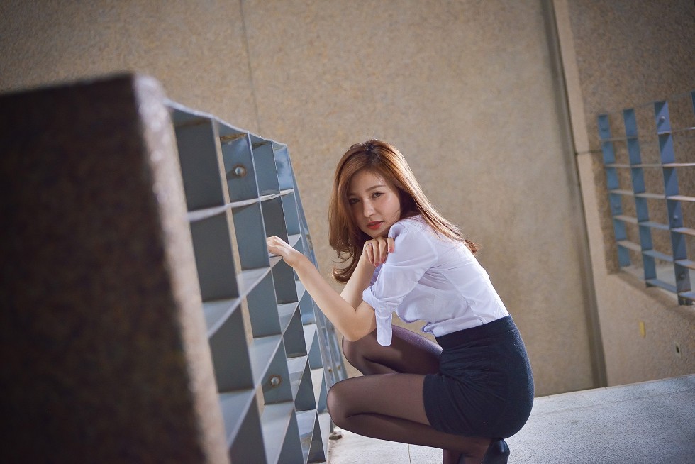台湾正妹邱爱晨校园性感白衬衣黑短裙制服配黑丝裤袜秀完美身材迷人写真90P