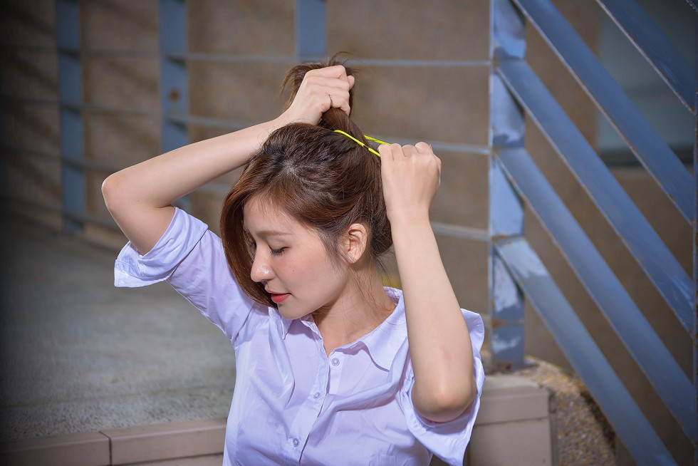 台湾正妹邱爱晨校园性感白衬衣黑短裙制服配黑丝裤袜秀完美身材迷人写真90P
