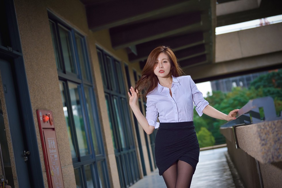 台湾正妹邱爱晨校园性感白衬衣黑短裙制服配黑丝裤袜秀完美身材迷人写真90P