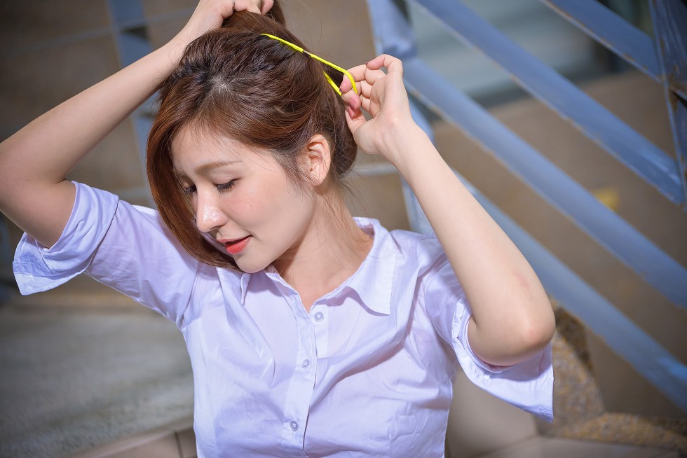 台湾正妹邱爱晨校园性感白衬衣黑短裙制服配黑丝裤袜秀完美身材迷人写真90P