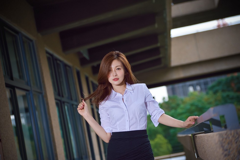 台湾正妹邱爱晨校园性感白衬衣黑短裙制服配黑丝裤袜秀完美身材迷人写真90P