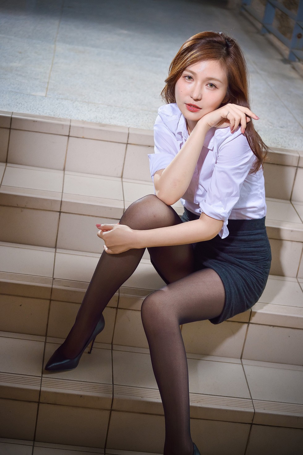 台湾正妹邱爱晨校园性感白衬衣黑短裙制服配黑丝裤袜秀完美身材迷人写真90P