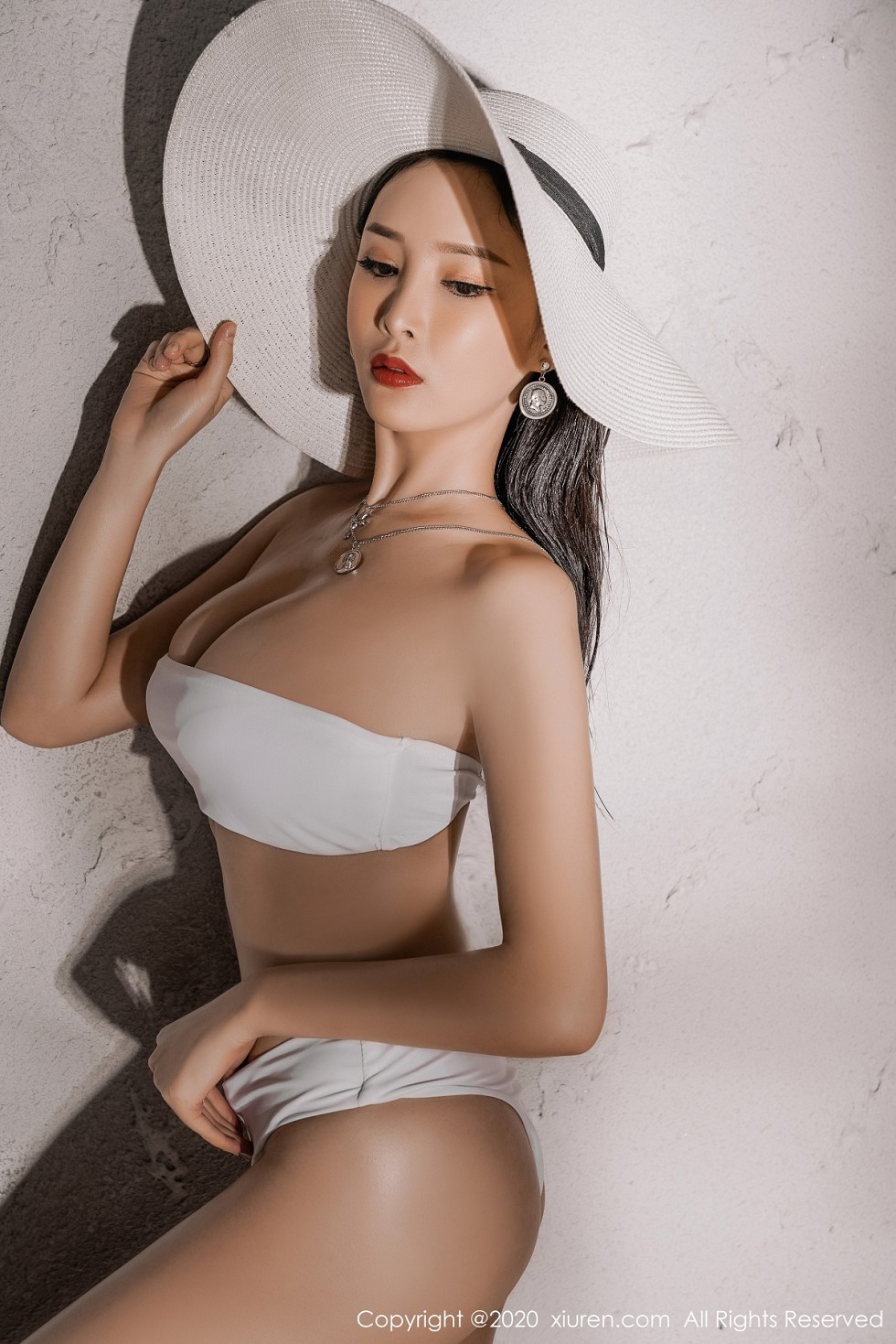 XiuRen第2339期_女神奶瓶土肥圆私房性感白色泳衣秀完美身材豪乳诱惑写真40P