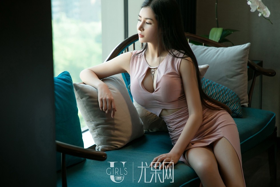 [Ugirls尤果网]U381_性感小野猫粉色连身裙+白色低胸吊带衣秀傲人豪乳极致诱惑写真65P