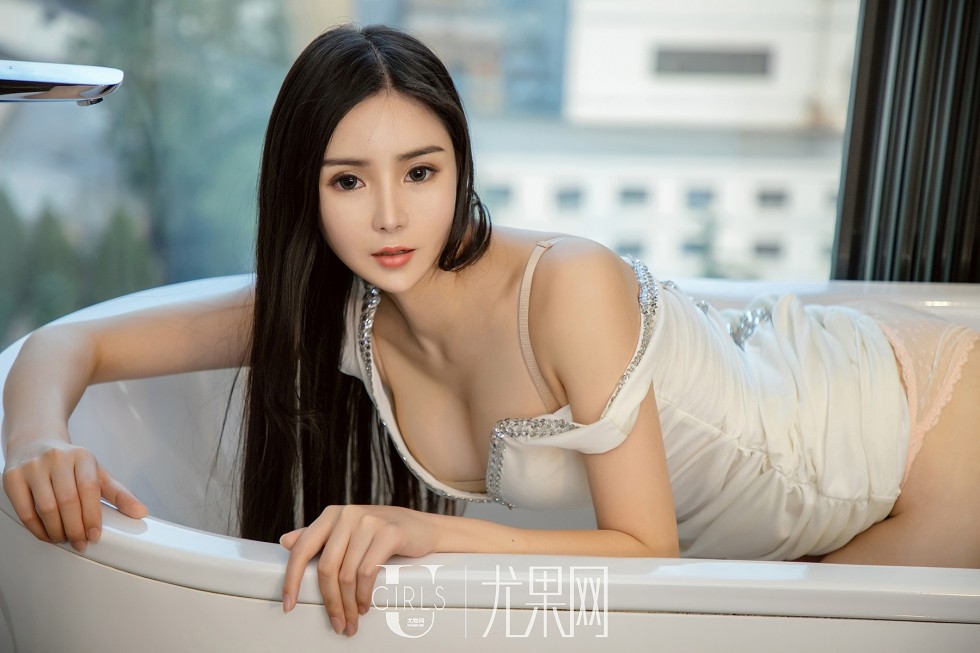 [Ugirls尤果网]U381_性感小野猫粉色连身裙+白色低胸吊带衣秀傲人豪乳极致诱惑写真65P