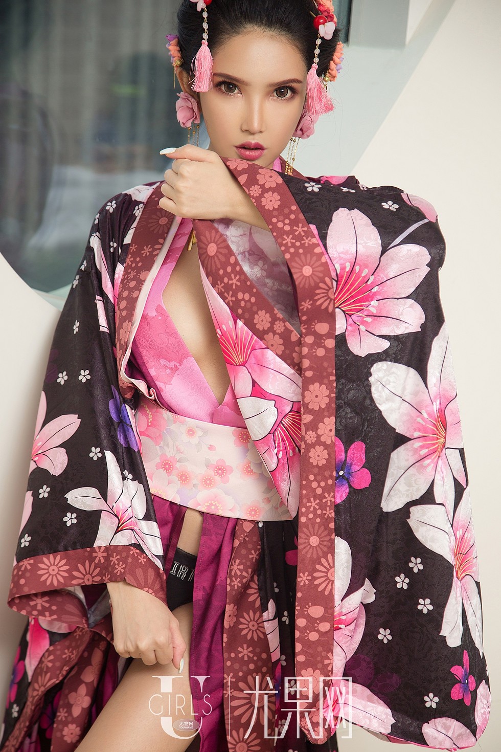[Ugirls尤果网]U382_嫩模球球私房真空和服+黑色情趣内衣秀完美身材妩媚诱惑写真65P