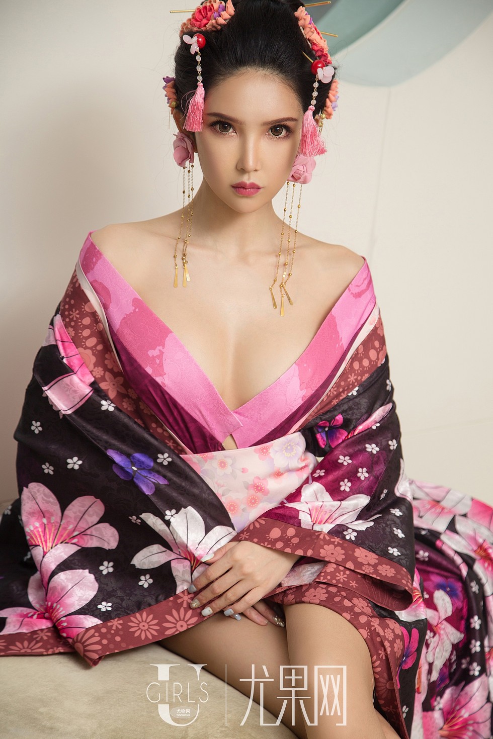 [Ugirls尤果网]U382_嫩模球球私房真空和服+黑色情趣内衣秀完美身材妩媚诱惑写真65P