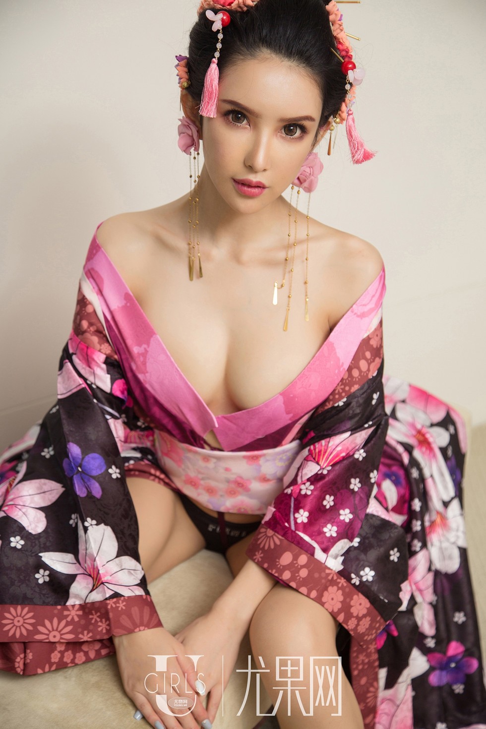 [Ugirls尤果网]U382_嫩模球球私房真空和服+黑色情趣内衣秀完美身材妩媚诱惑写真65P