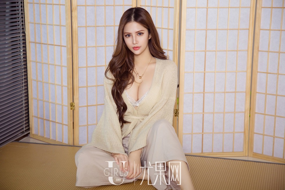 [Ugirls尤果网]U384_嫩模若彤BOOMBOOM白色蕾丝内衣+性感足球宝贝秀完美身材写真60P
