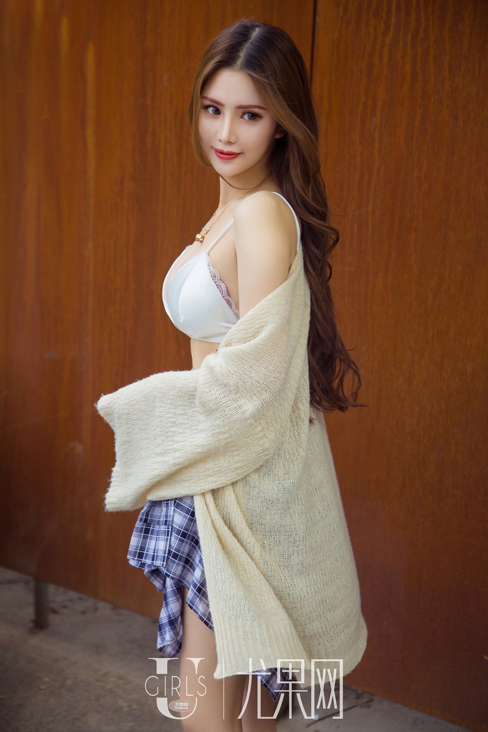 [Ugirls尤果网]U384_嫩模若彤BOOMBOOM白色蕾丝内衣+性感足球宝贝秀完美身材写真60P