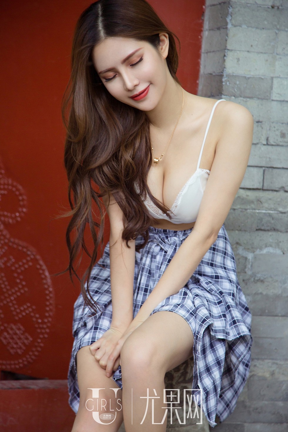 [Ugirls尤果网]U384_嫩模若彤BOOMBOOM白色蕾丝内衣+性感足球宝贝秀完美身材写真60P
