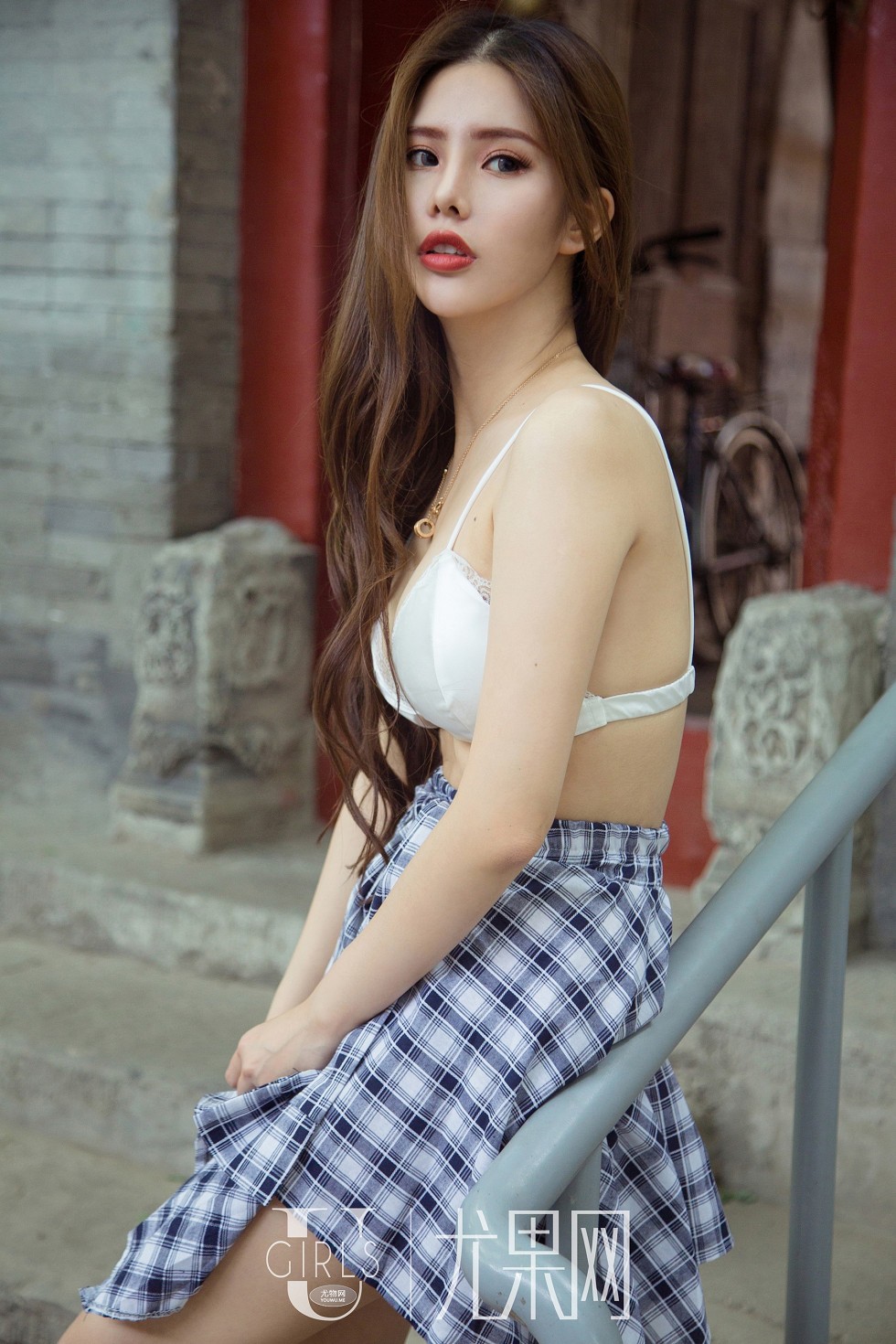 [Ugirls尤果网]U384_嫩模若彤BOOMBOOM白色蕾丝内衣+性感足球宝贝秀完美身材写真60P