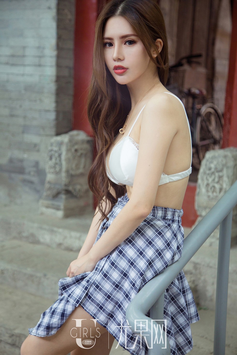 [Ugirls尤果网]U384_嫩模若彤BOOMBOOM白色蕾丝内衣+性感足球宝贝秀完美身材写真60P